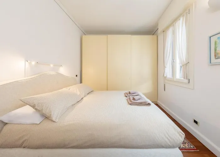 Colombina With Canal View Venise